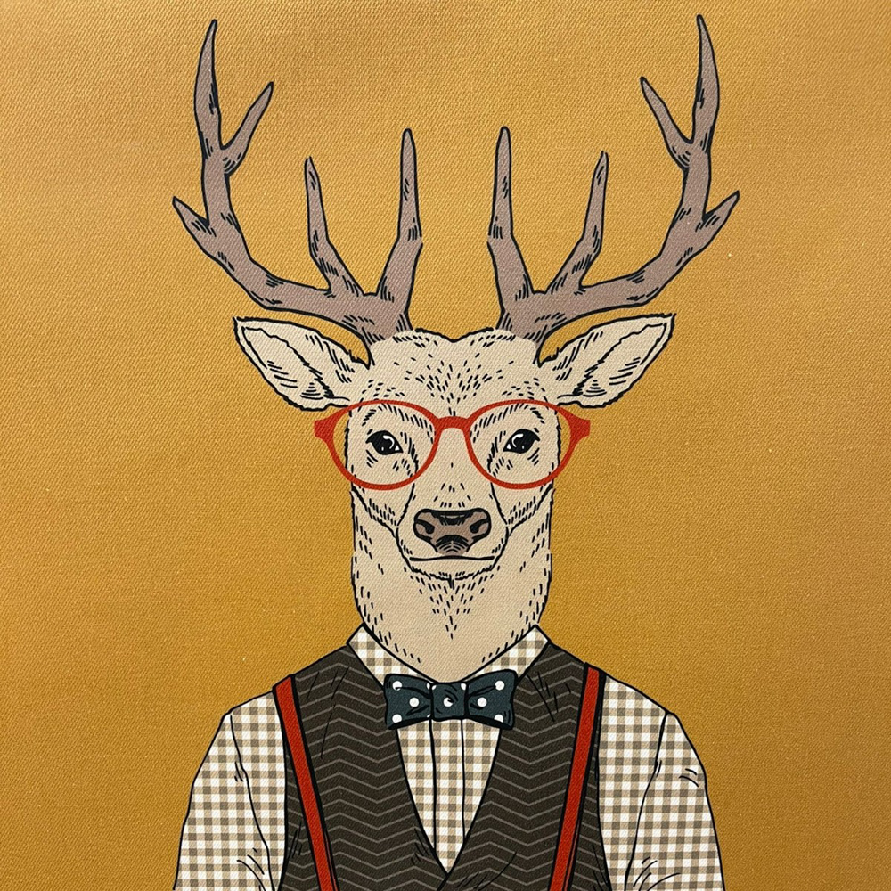 Stoff von einem stilisierten Reh mit Brille, Fliege und Weste auf einem orangefarbenen Hintergrund.