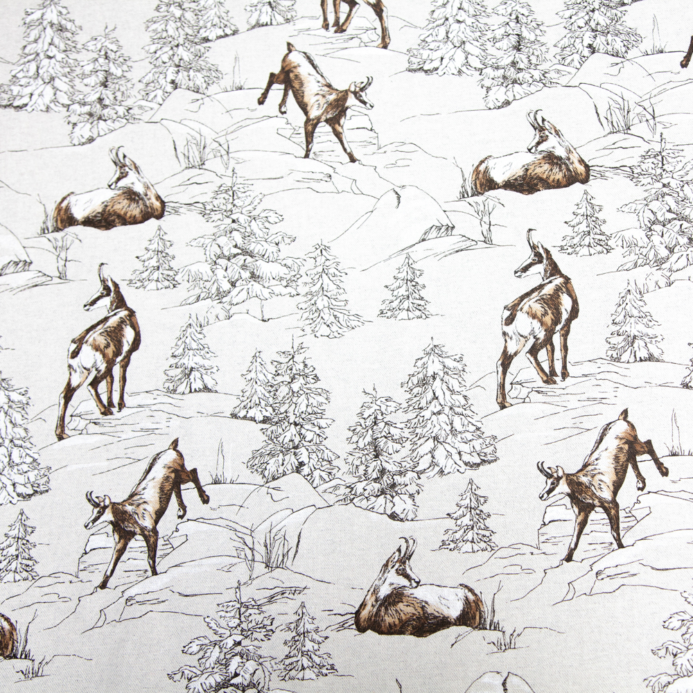 Stoff von Rehen und Bäumen in winterlicher Landschaft, handgezeichnetes Muster in Braun und Weiß.