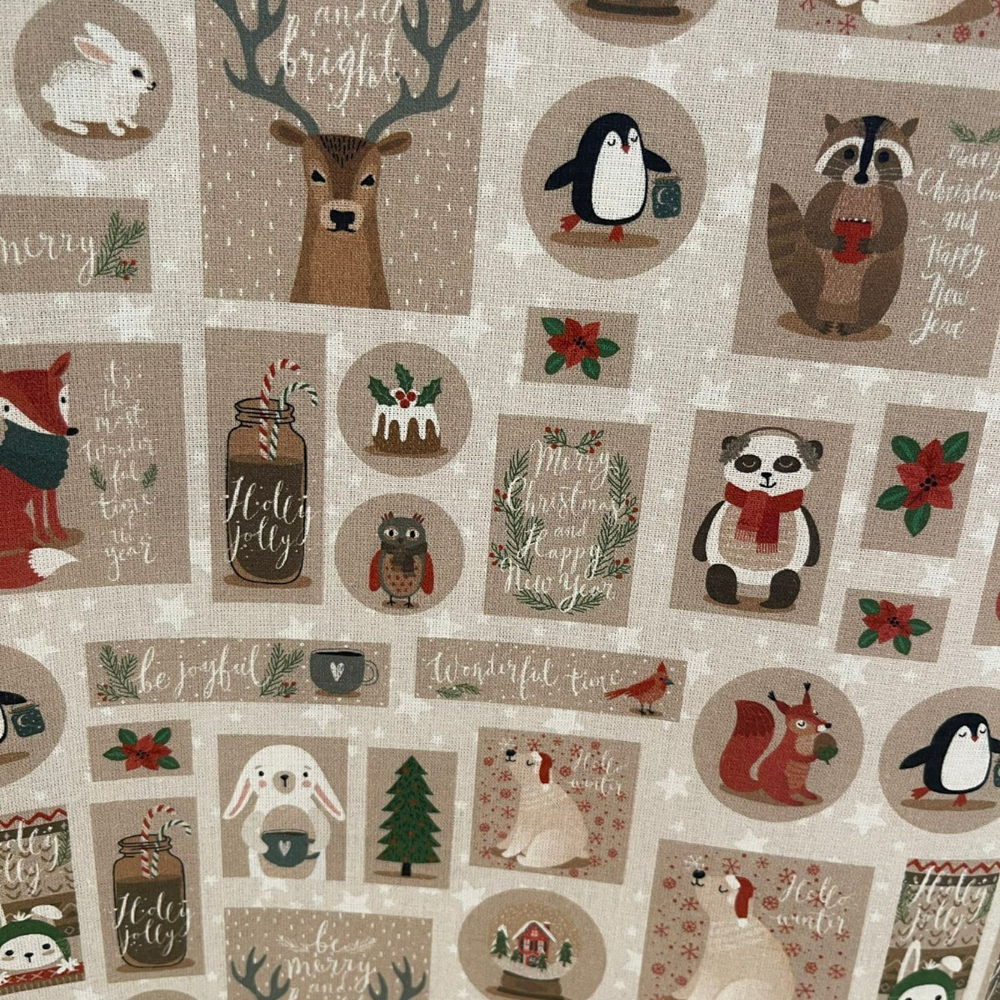 Stoff von niedlichen Tiermotiven wie Reh, Pinguin und Waschbär auf beigem Hintergrund mit Weihnachtsdesigns.