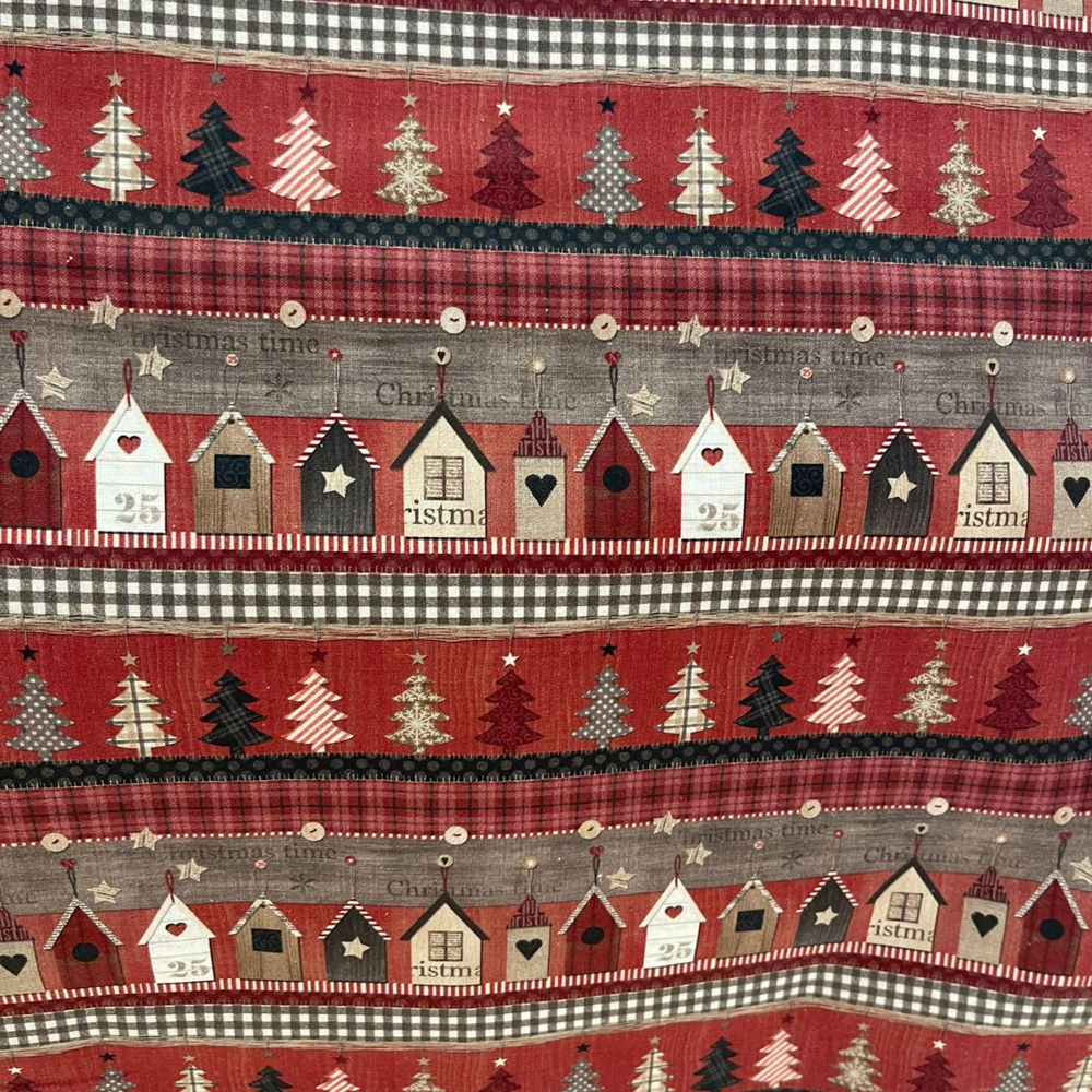 Stoff von roten und grauen Häusern mit Tannenbäumen in einem gemusterten Design.
