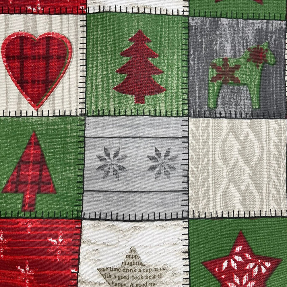 Stoff von weihnachtlichen Mustern mit Herzen, Tannenbäumen und Sternen in Rot, Grün und Grau.