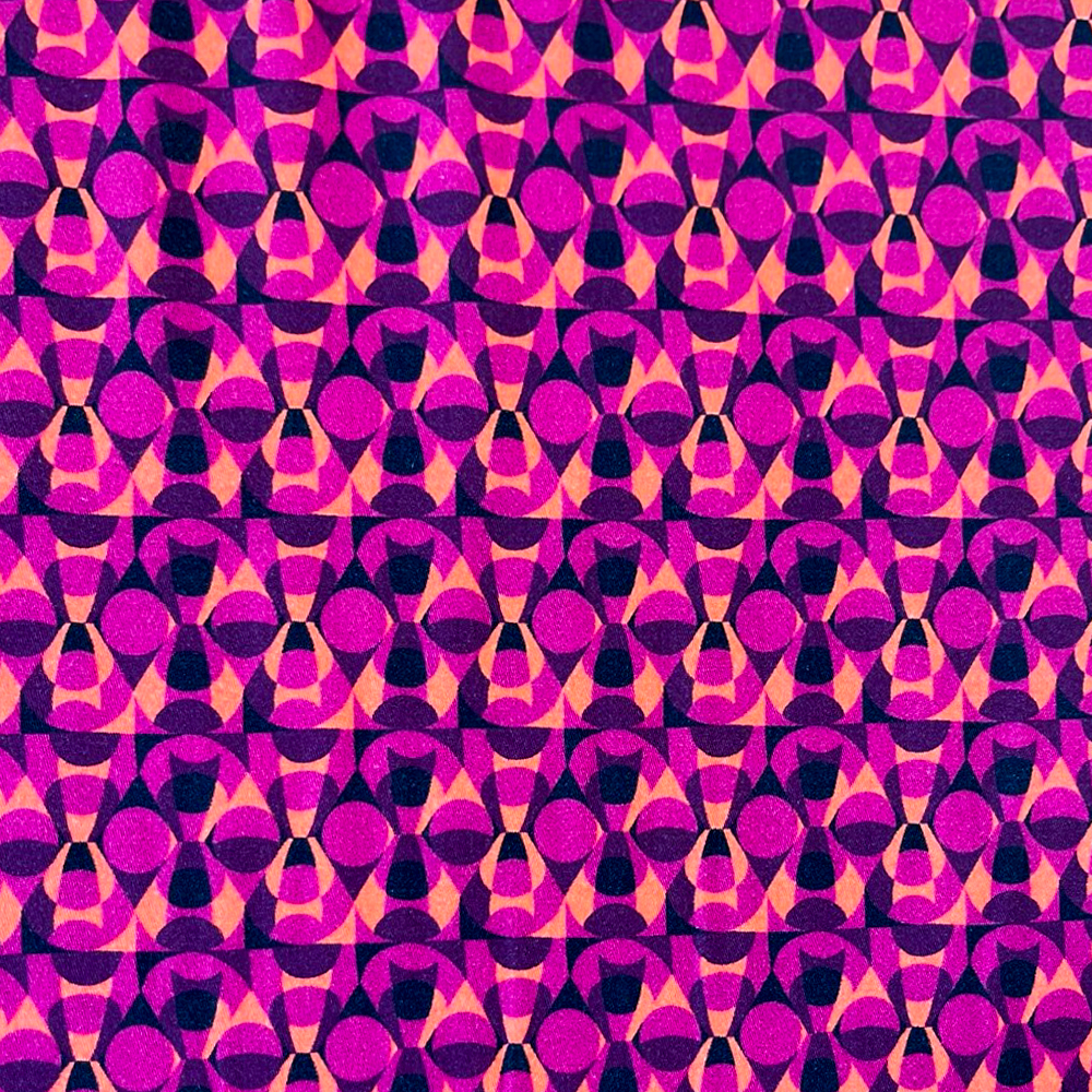 Stoff von geometrischem Muster in lebhaften Rosa- und Violetttönen mit symmetrischen Formen.