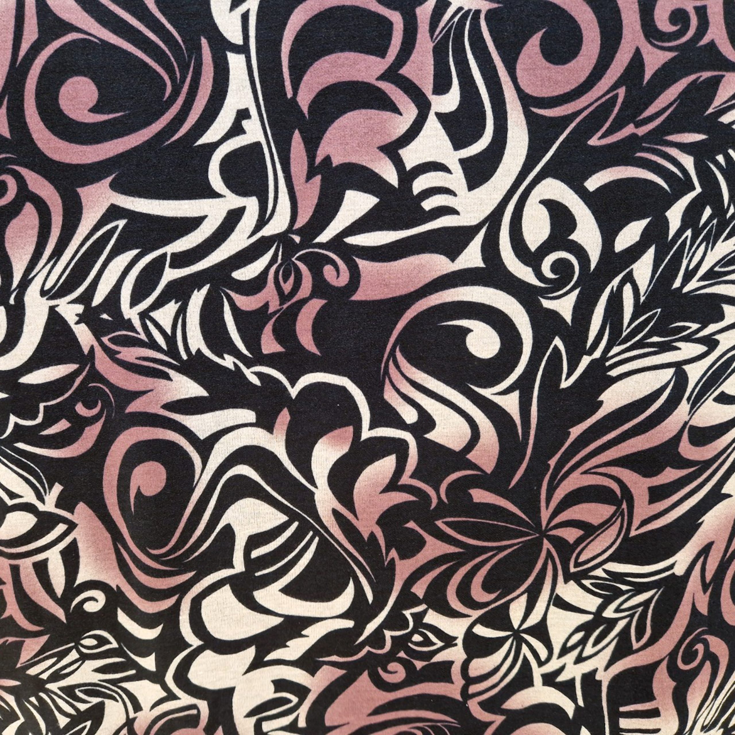 Stoff von floralen Mustern in Schwarz, Weiß und Rosé mit geschwungenen Linien und organischen Formen.