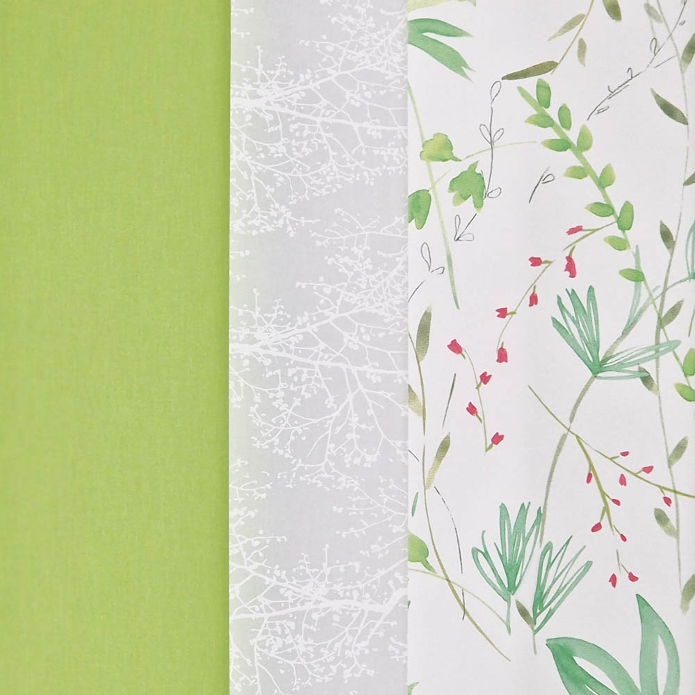 Stoff von sanftem Grün, zartem Weiß mit floralem Muster in Rosa und grünen Blättern auf hellem Hintergrund.