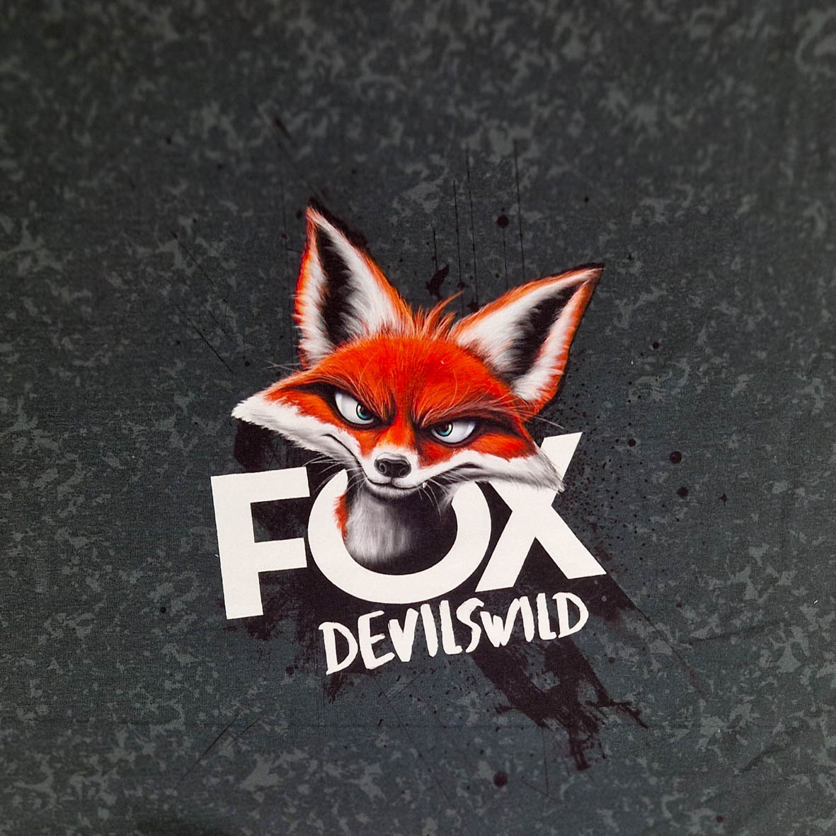 Stoff von einem stylisierten roten Fuchs mit dem Schriftzug "FOX DEVILSWILD" auf dunklem Hintergrund.
