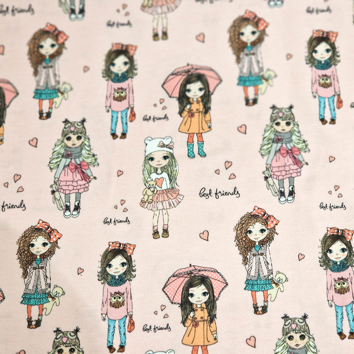 Stoff von Mädchen mit verschiedenen Frisuren und Outfits, umgeben von Herzen und dem Text "Best Friends".