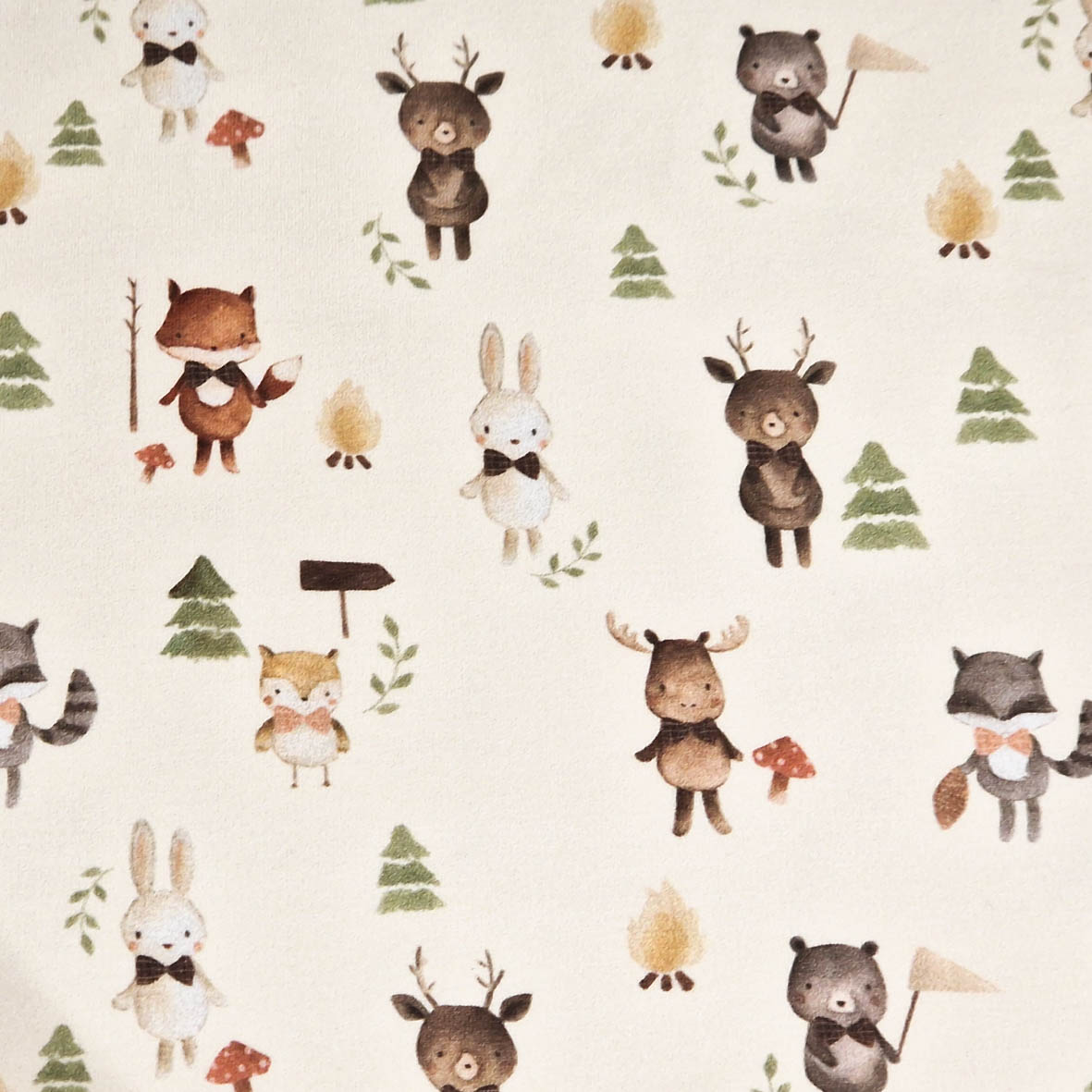 Stoff von niedlichen Waldtieren wie Fuchs, Hase, Bär und Reh, umgeben von Bäumen und Pilzen auf hellem Hintergrund.