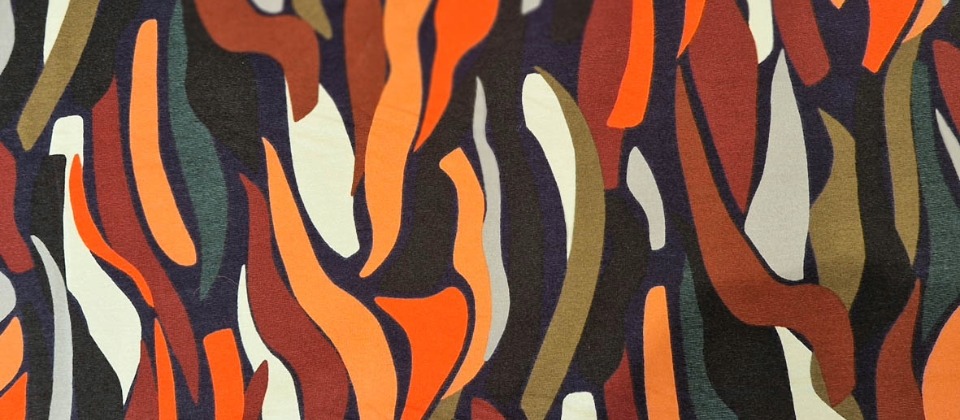 Stoff mit geschwungenen, farbigen Linien in Orange, Braun, Beige und Schwarz auf dunklem Hintergrund.
